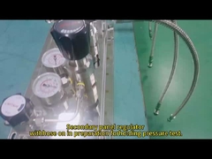 圧力を保持する試験の準備のために,ホースを入れている二次パネル調節器.